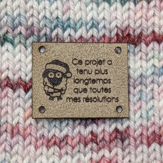 Étiquette lavable ultra suède pour tricot "Ce projet a tenu plus longtemps que toutes mes résolutions"