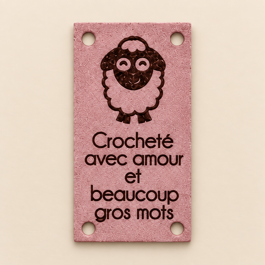 Édition Projet Rose - Étiquette lavable ultra suède pour crochet "Crocheté avec beaucoup de gros mots"