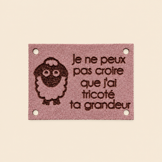 Édition Projet Rose - Étiquette lavable ultra suède pour tricot "Je ne peux pas croire que j'ai tricoté ta grandeur"