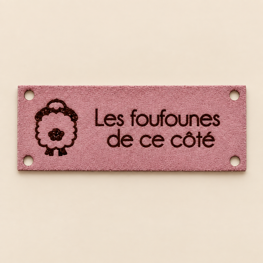 Édition Projet Rose - Étiquette lavable ultra suède pour tricot "Les foufounes de ce coté"