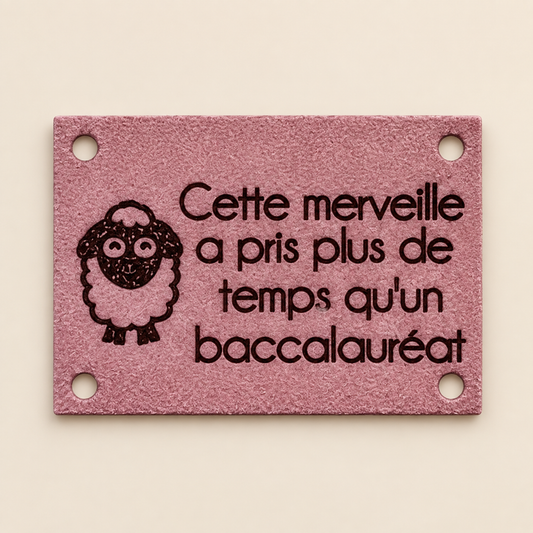 Édition Projet Rose - Étiquette lavable ultra suède pour tricot "Cette merveille a pris plus de temps"