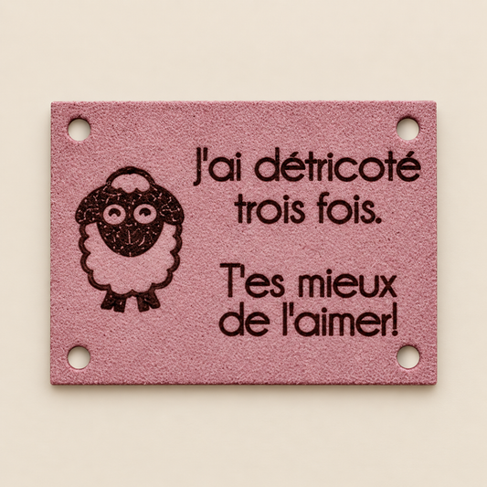 Édition Projet Rose - Étiquette lavable ultra suède pour tricot "Je l'ai détricoté trois fois"