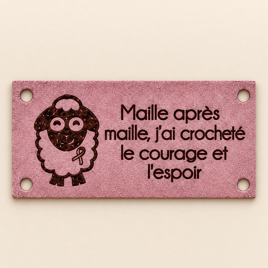 Édition Projet Rose - Étiquette lavable ultra suède pour crochet "Maille après maille j'ai crocheté le courage et l'espoir"