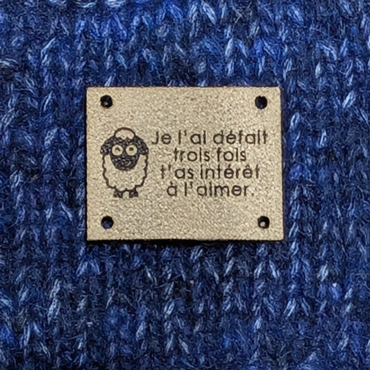 Prévente - Étiquette lavable ultra suède pour tricot "j'ai défait 3 fois, t'as intérêt à l'aimer" série 2