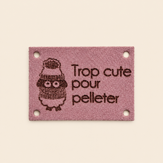 Édition Projet Rose - Étiquette lavable ultra suède pour tricot "Trop cute pour pelleter"