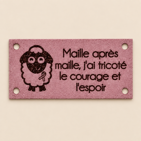 Édition Projet Rose - Étiquette lavable ultra suède pour tricot "Maille après maille j'ai tricoté le courage et l'espoir"