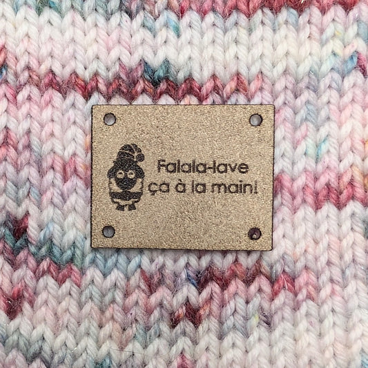 Étiquette lavable ultra suède pour tricot "Falalala, lave ça la à main!"