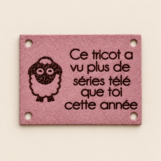 Édition Projet Rose - Étiquette lavable ultra suède pour tricot "Ce tricot a vu plus de séries télé"