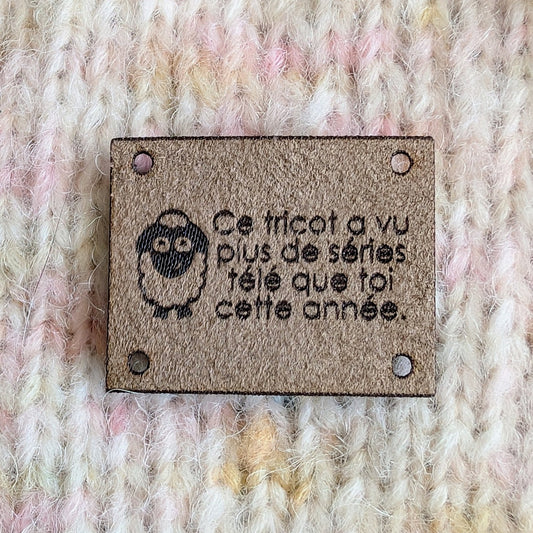 Étiquette lavable ultra suède pour tricot "Ce tricot a vu plus de séries télé que toi cette année"