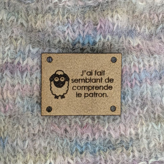 Étiquette à coudre lavable ultra suède pour tricot "J'ai fait semblant de comprendre le patron"