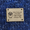 Prévente - Étiquette lavable ultra suède pour tricot "Sécheuse utilisée, héritage amputé" série 2