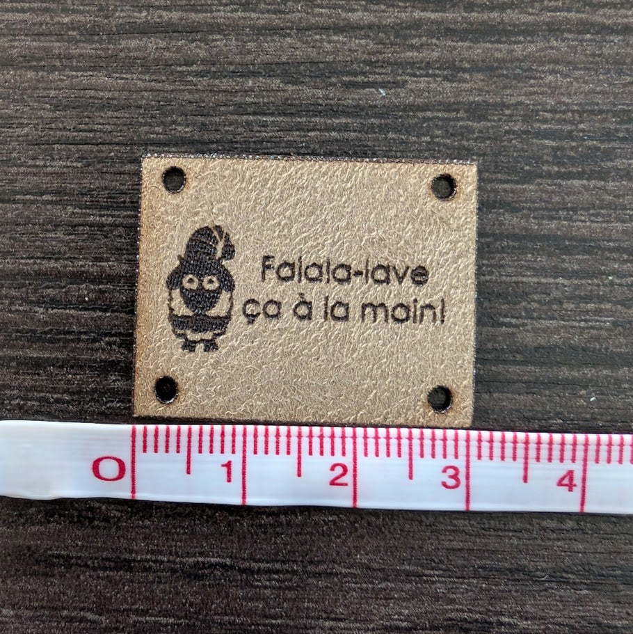 Étiquette lavable ultra suède pour tricot "Falalala, lave ça la à main!"