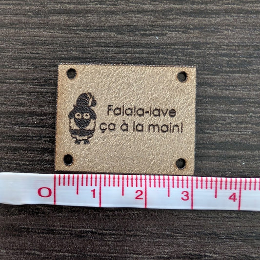 Étiquette lavable ultra suède pour tricot "Falalala, lave ça la à main!"