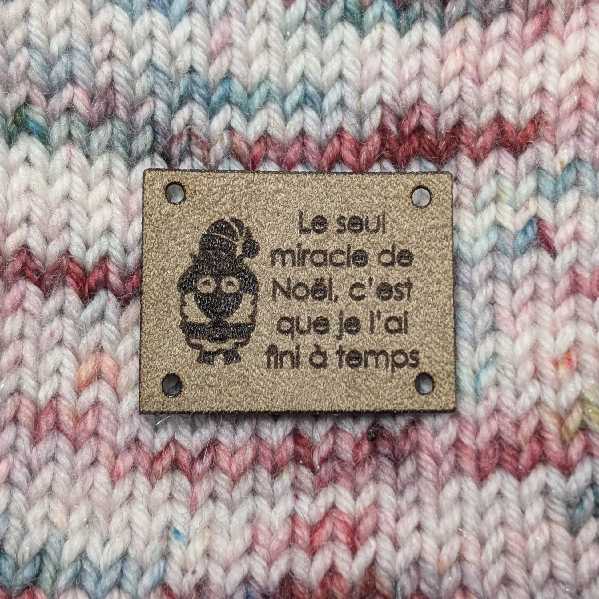 Étiquette lavable ultra suède pour tricot "Le seul miracle de Noël c'est que je l'ai fini à temps"