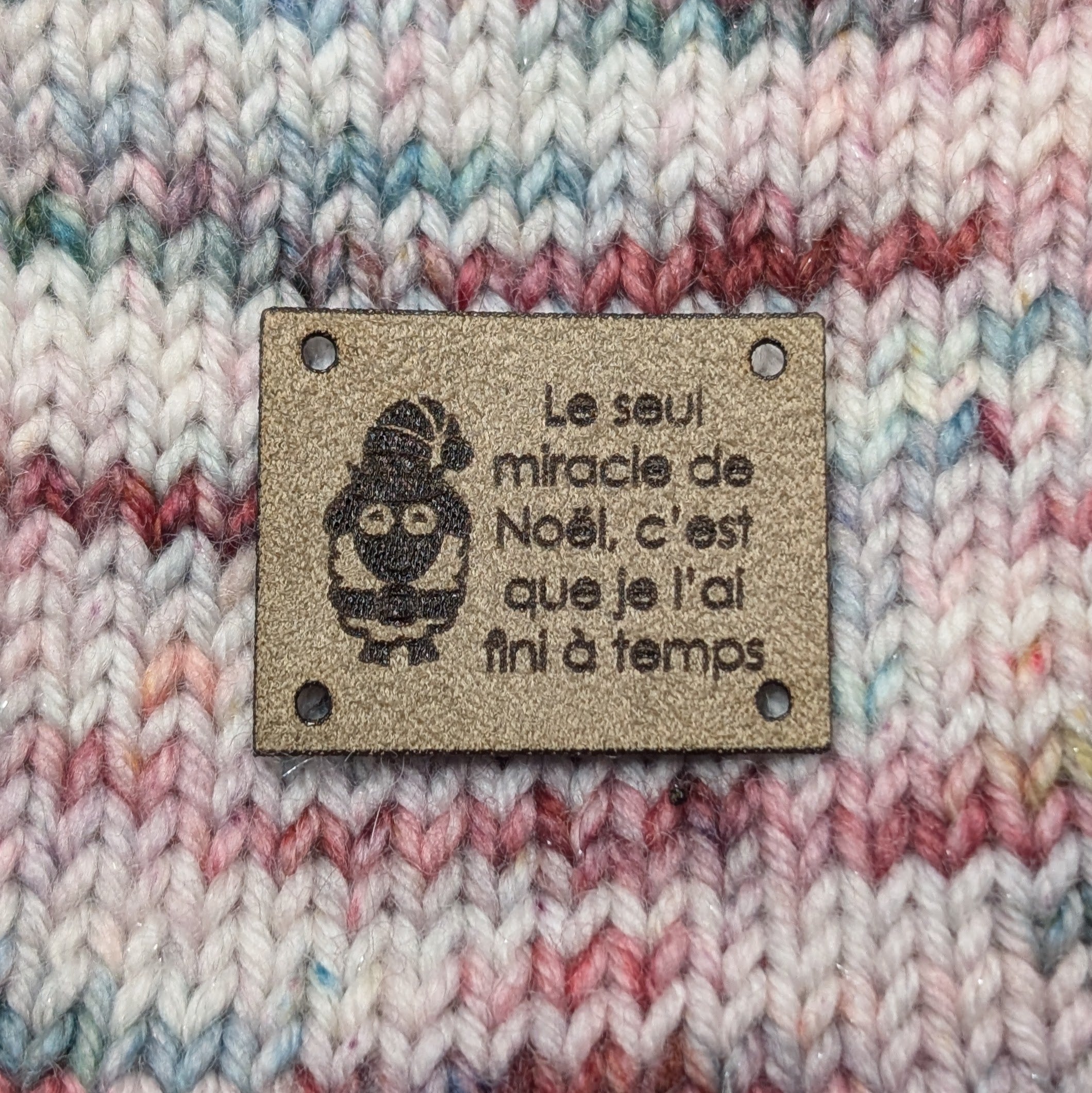 Étiquette lavable ultra suède pour tricot "Le seul miracle de Noël c'est que je l'ai fini à temps"