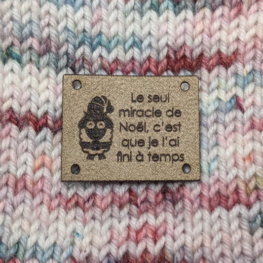 Étiquette lavable ultra suède pour tricot "Le seul miracle de Noël c'est que je l'ai fini à temps"
