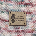 Étiquette lavable ultra suède pour tricot "Ce n'est pas croche, c'est festif!"