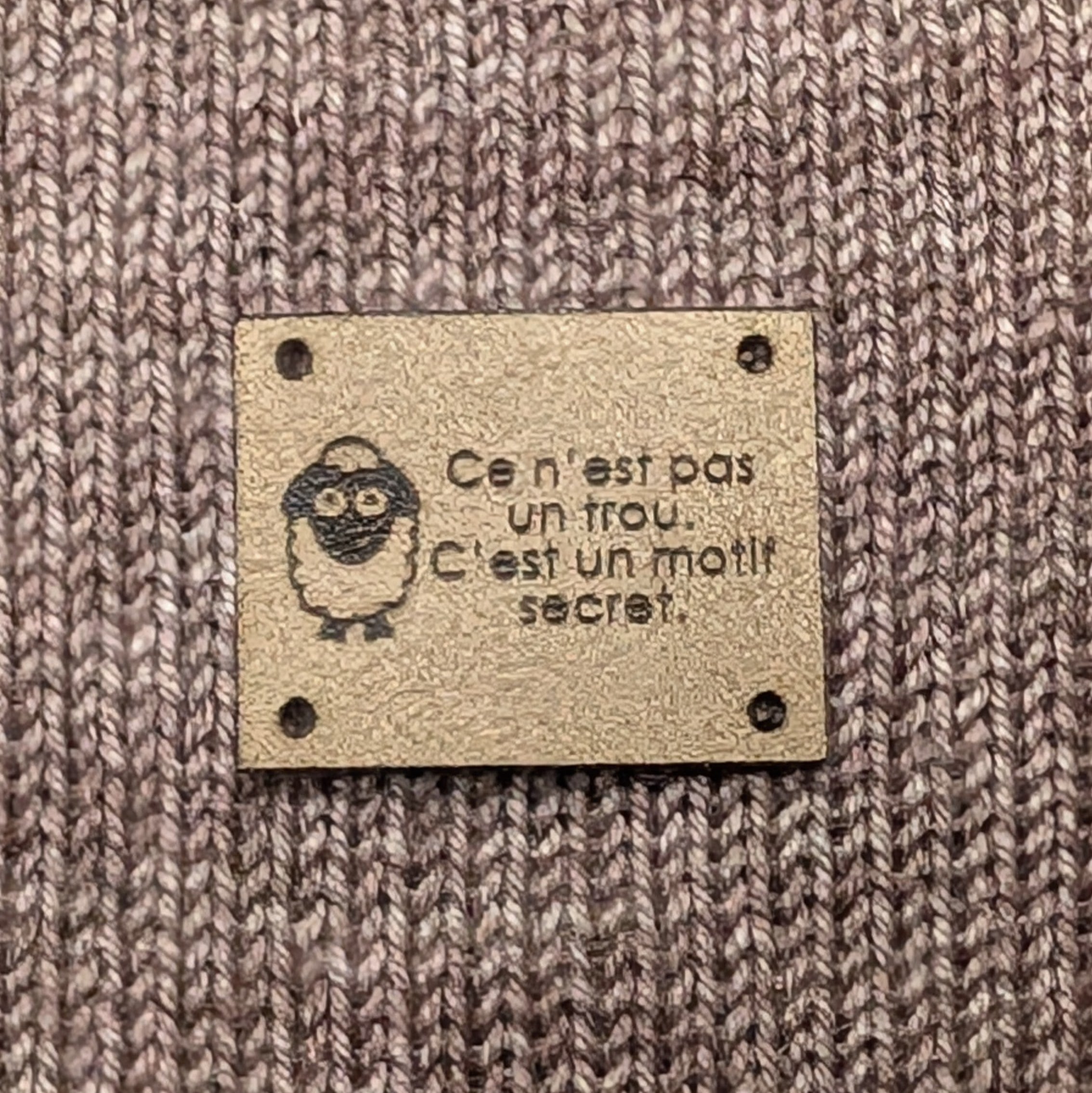 Étiquette lavable ultra suède pour tricot "ce n'est pas un trou, c'est un motif secret" série 2