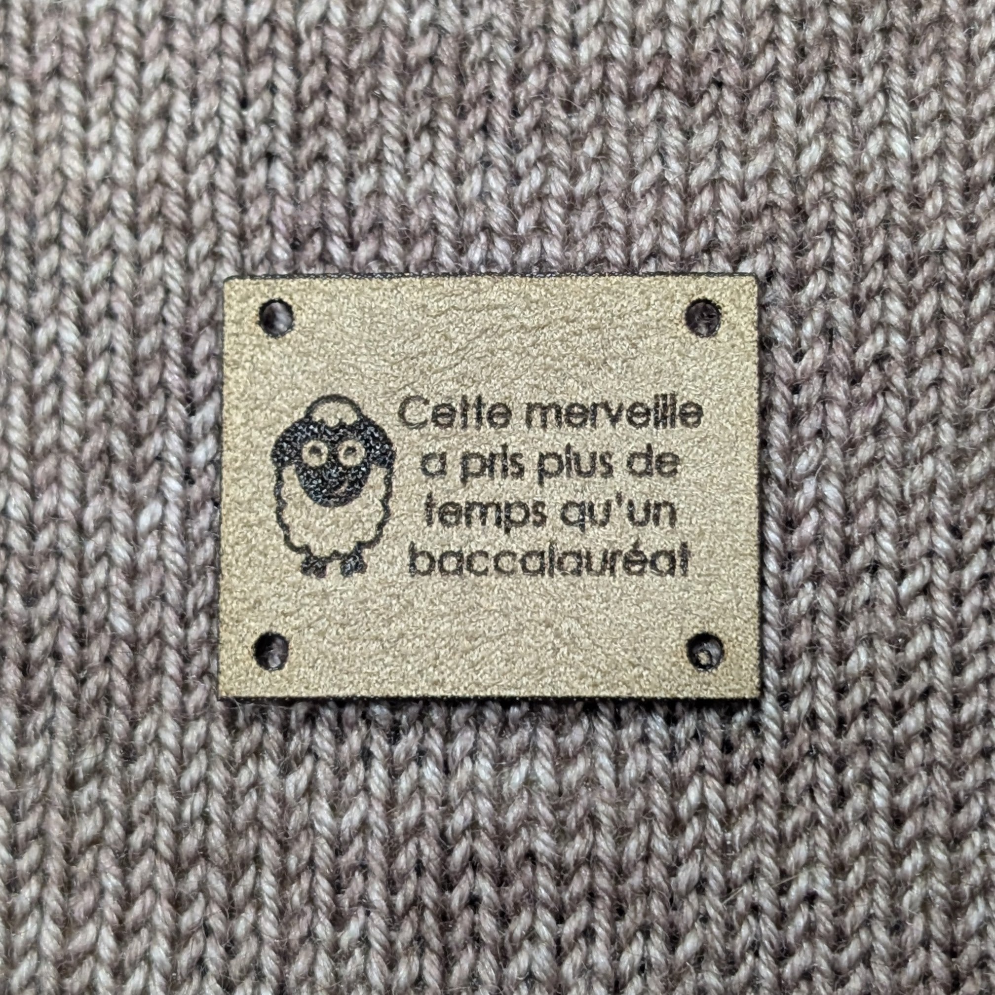 Étiquette lavable ultra suède pour tricot "Cette merveille a pris plus de temps qu'un baccalauréat"