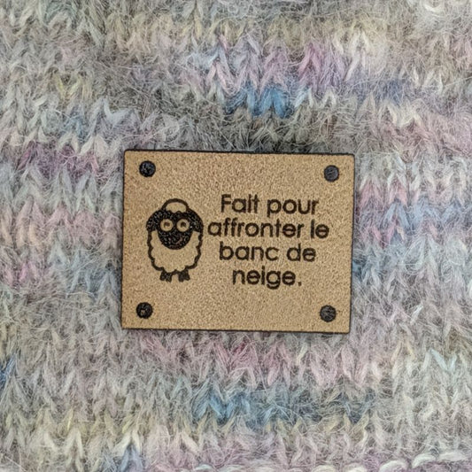 Étiquette à coudre lavable ultra suède pour tricot "Fait pour affronter le banc de neige"