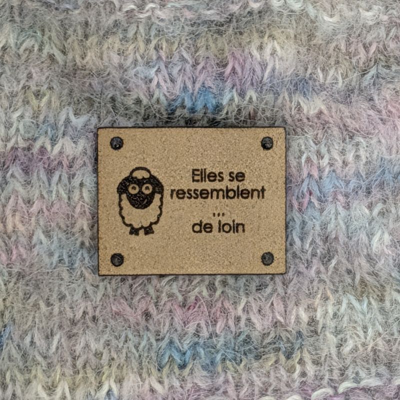 Étiquette à coudre lavable ultra suède pour tricot "Elles se ressemblent de loin"