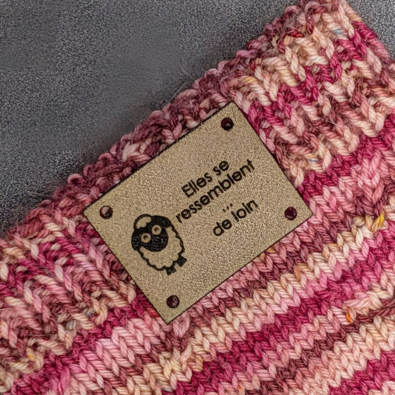 Étiquette à coudre lavable ultra suède pour tricot "Elles se ressemblent de loin"