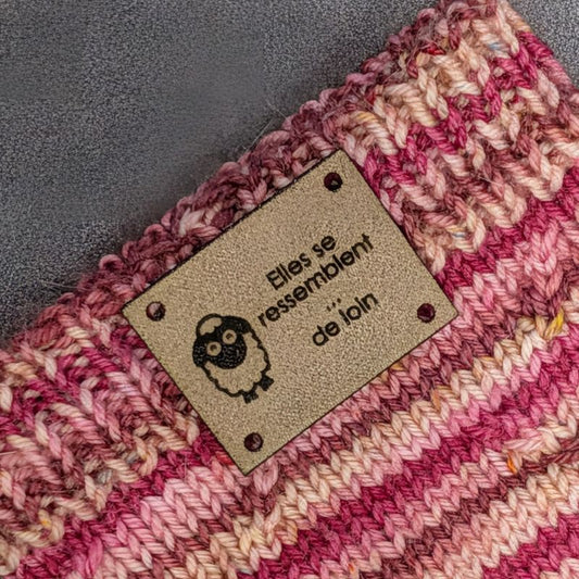 Étiquette à coudre lavable ultra suède pour tricot "Elles se ressemblent de loin"
