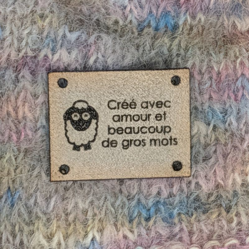 Étiquette à coudre lavable ultra suède pour tricot "Tricoté avec amour et beaucoup de gros mots"
