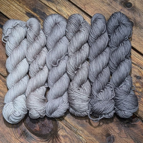 Kit de 6 Écheveaux - Worsted Mérinos Lavable en Ombré Gris Charcoal et Rose - Rose des vents