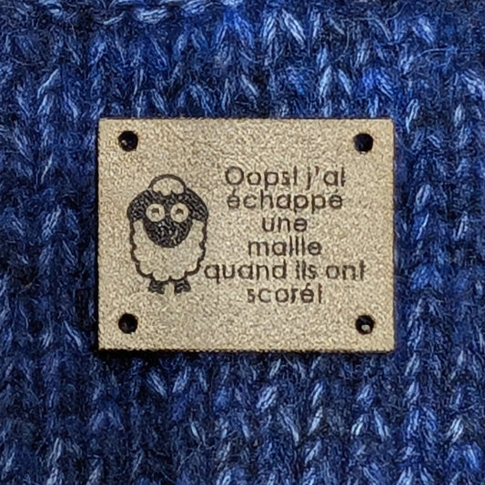 Prévente - Étiquette lavable ultra suède pour tricot " Oops! j'ai échappé une maille quand ils ont scoré" série 2