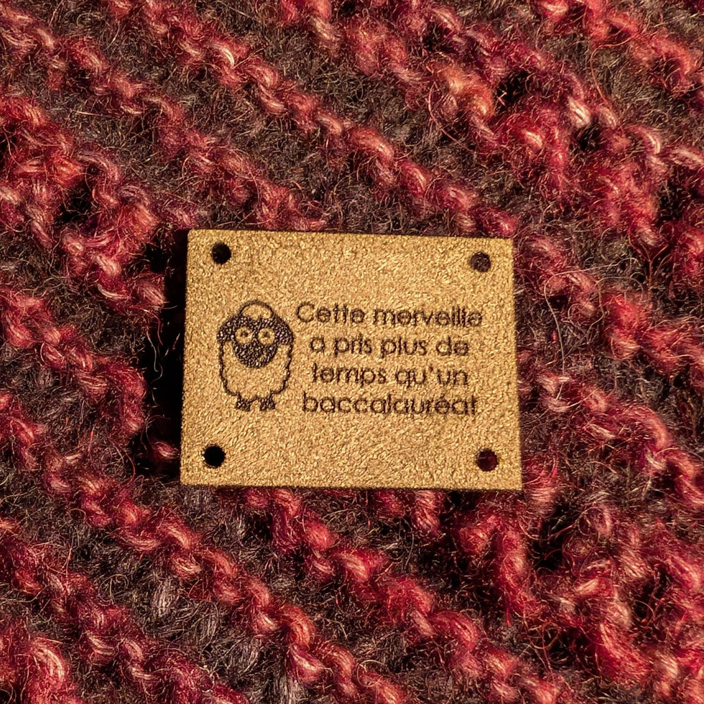 Étiquette lavable ultra suède pour tricot "Cette merveille a pris plus de temps qu'un baccalauréat"