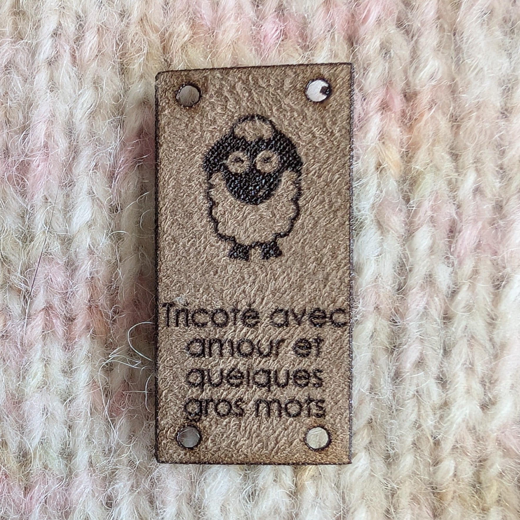 Étiquette lavable ultra suède Tricoté avec amour et quelques gros mots