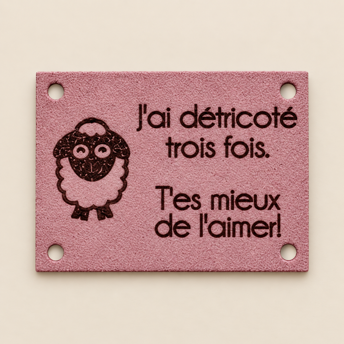 Édition Projet Rose - Étiquette lavable ultra suède pour tricot "Je l'ai détricoté trois fois"