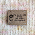Étiquette lavable ultra suède pour tricot "j'ai détricoté 3 fois t'es mieux de laimer"
