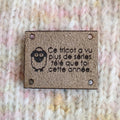 Étiquette lavable ultra suède pour tricot "Ce tricot a vu plus de séries télé que toi cette année"