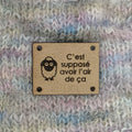 Étiquette à coudre lavable ultra suède pour tricot "C'est supposé avoir l'air de ça"