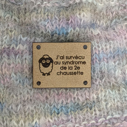 Étiquette à coudre lavable ultra suède pour tricot "J'ai survécu au syndrome de la 2e chaussette"