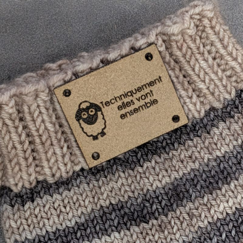 Étiquette à coudre lavable ultra suède pour tricot " Techniquement, elles vont ensemble"