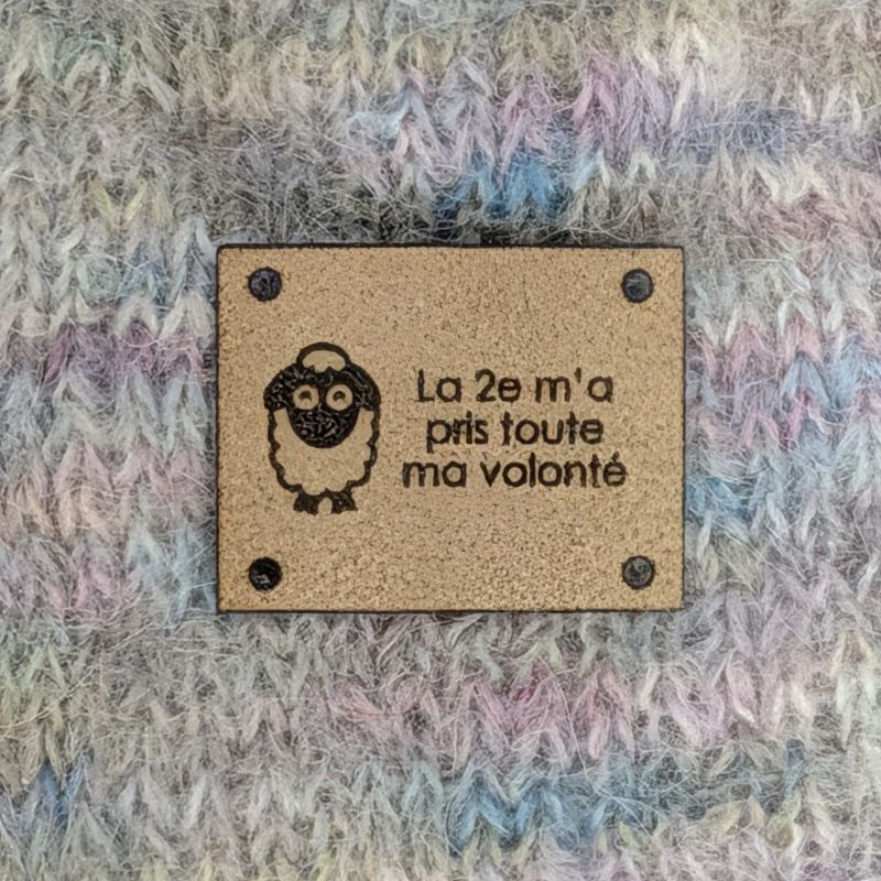 Étiquette à coudre lavable ultra suède pour tricot "La 2e m'a pris toute ma volonté"