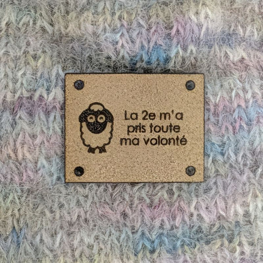 Étiquette à coudre lavable ultra suède pour tricot "La 2e m'a pris toute ma volonté"